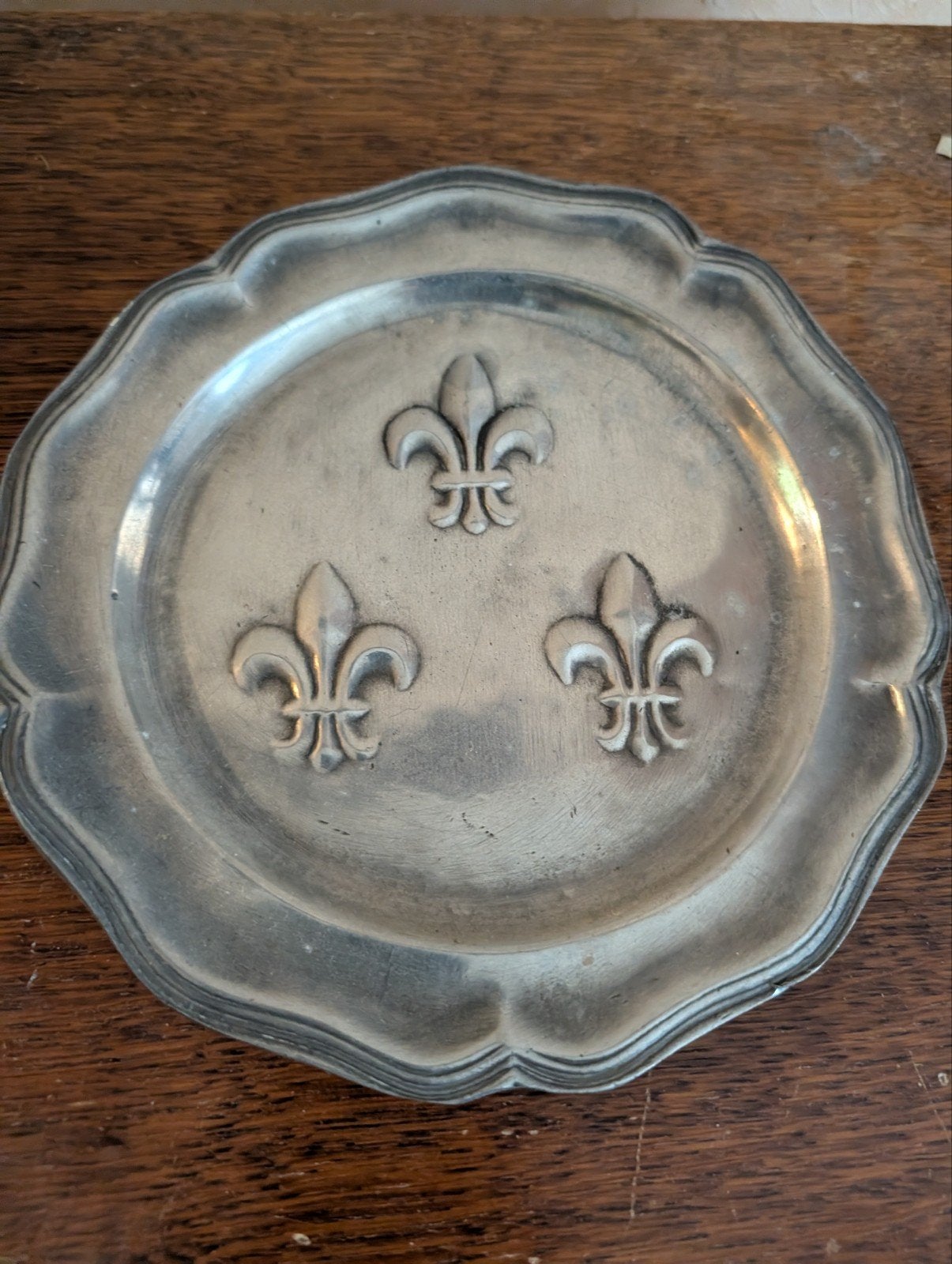 Assiette décorative en étain, Enlèvement