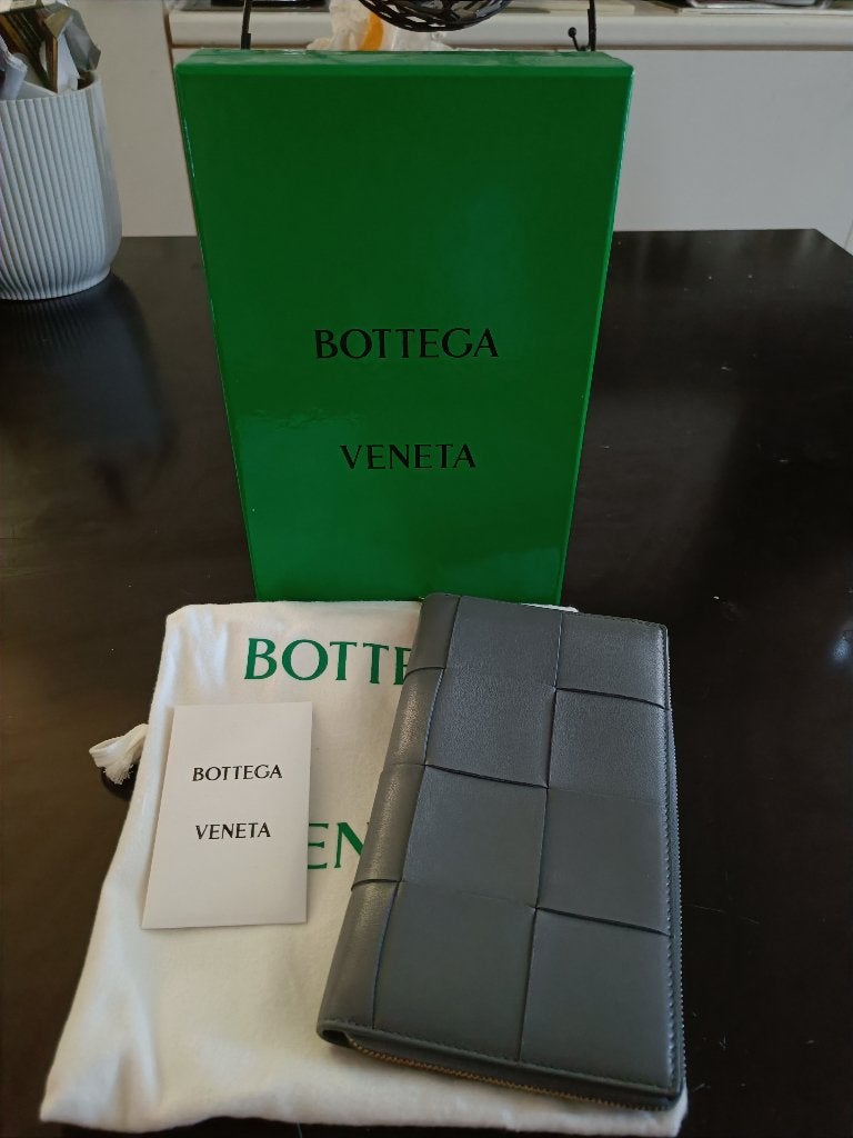 Bottega Veneta Zip Wallet Intrecciato Calfskin Thunder New, Nieuw, Leder, Grijs, Ophalen