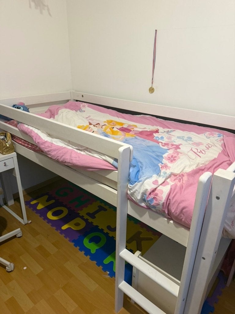 À vendre lit cabane avec sommier et matelas, Enlèvement, Utilisé, Lit mi-hauteur mezzanine