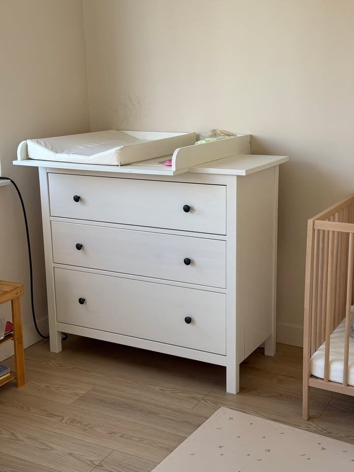 Commode Ikea Hemnes blanche avec table à langer, 90 à 105 cm, Comme neuf, Enlèvement, 50 à 70 cm