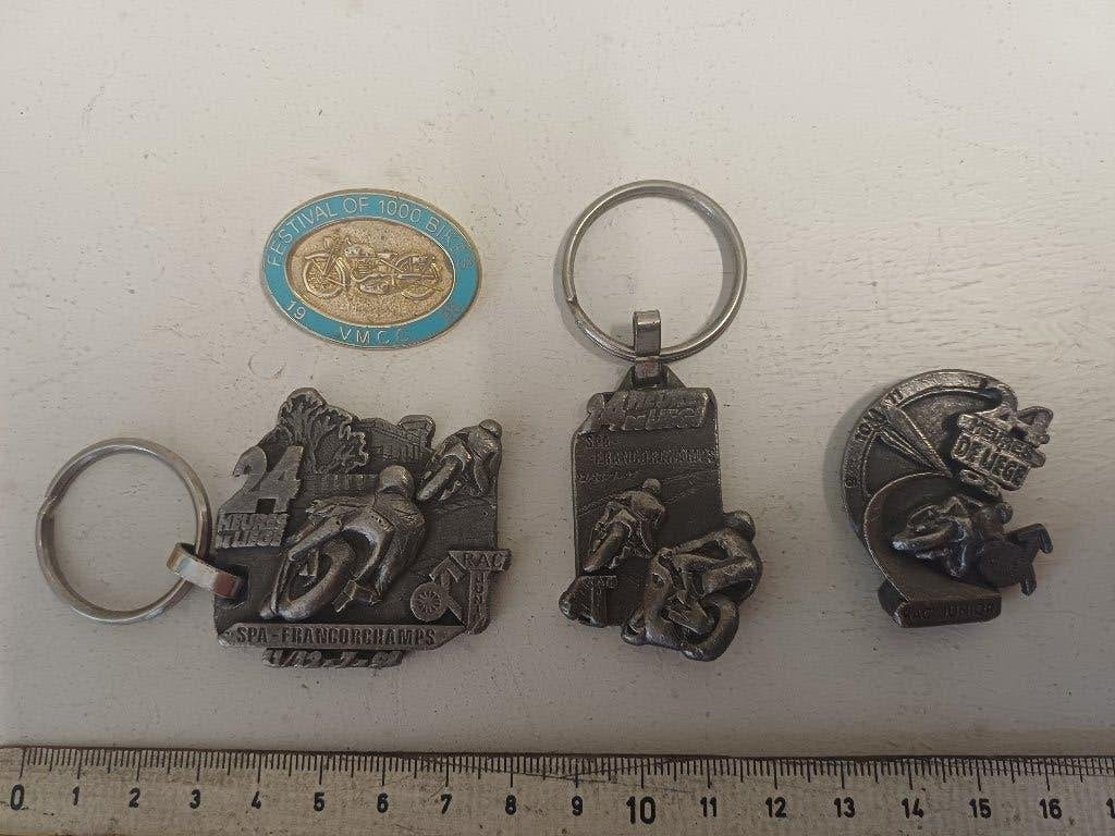 Francorchamp 3 sleutelhangers +1 pins MOTO 1998, Verzamelen, Ophalen of Verzenden, Zo goed als nieuw, Overige typen