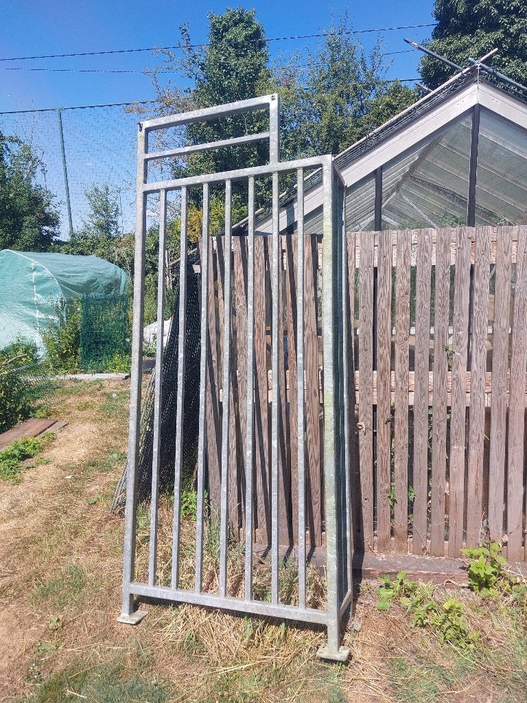 Grillage métallique en L avec une porte +clefs, Enlèvement, Comme neuf