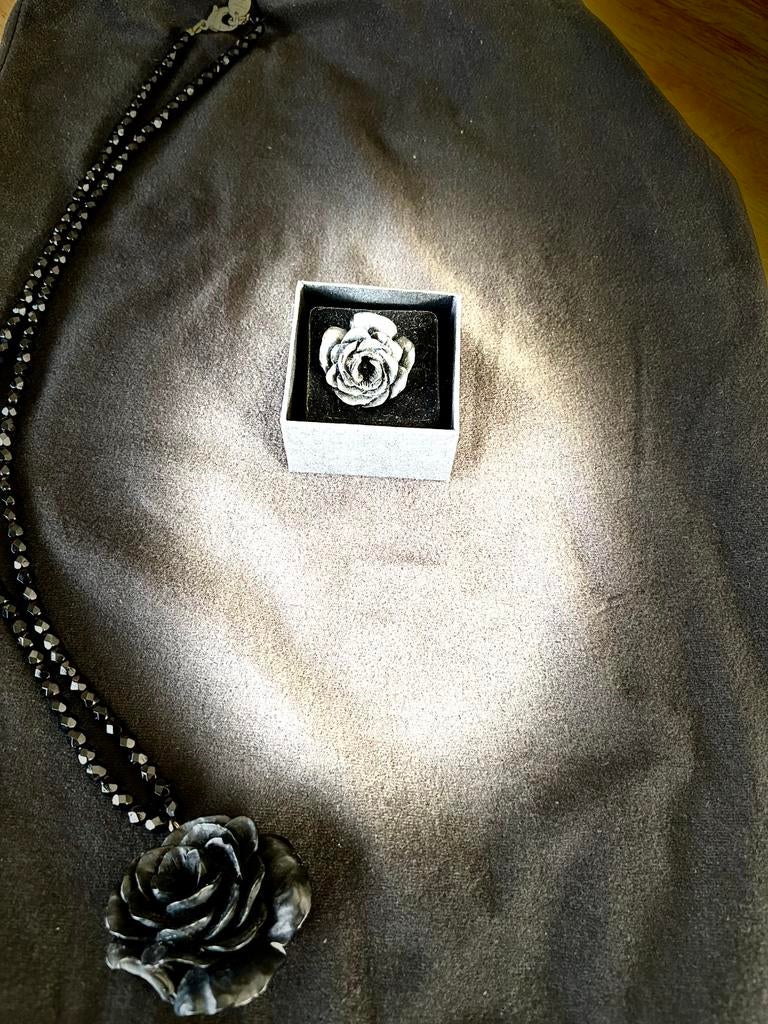 Les Bijoux de Sophie ketting + ring – zwarte roos set, Ophalen, Zo goed als nieuw, Zwart, Verstelbaar
