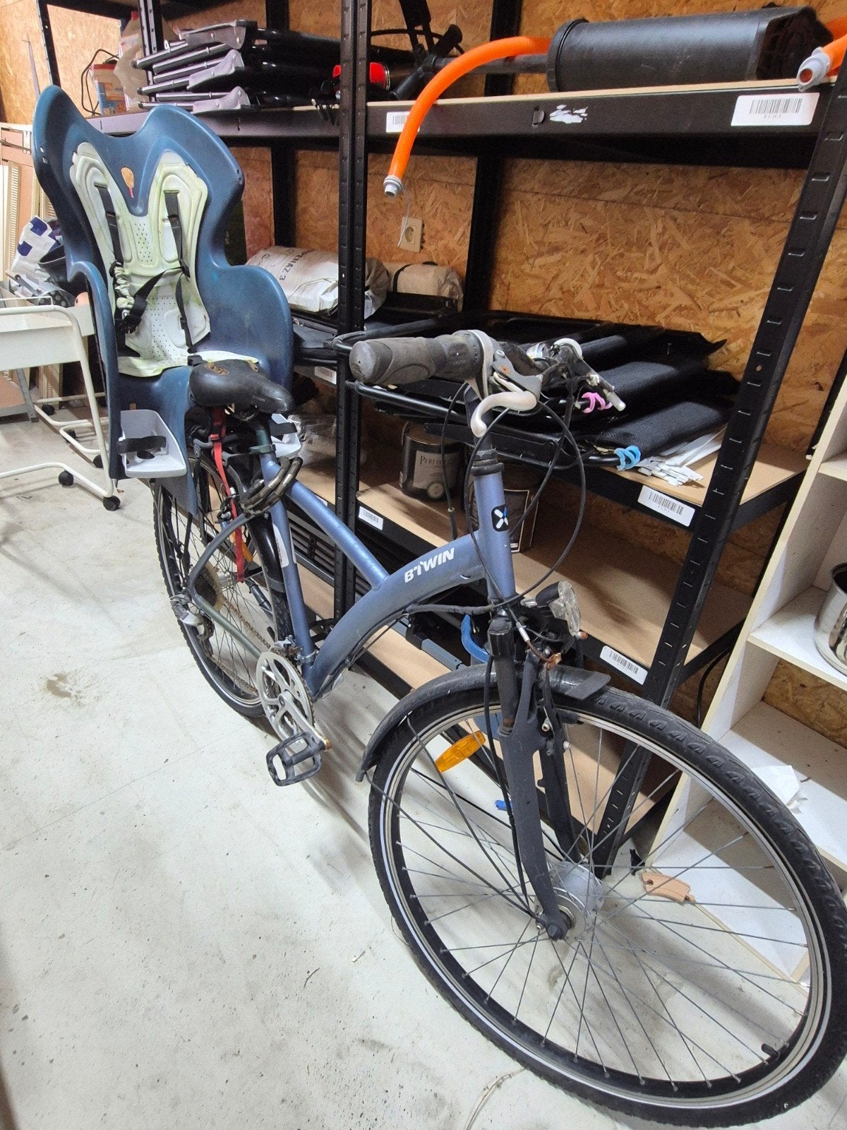 B'Twin stadsfiets + kinderzitje, Fietsen en Brommers, Elektrische fietsen, Ophalen, Gebruikt