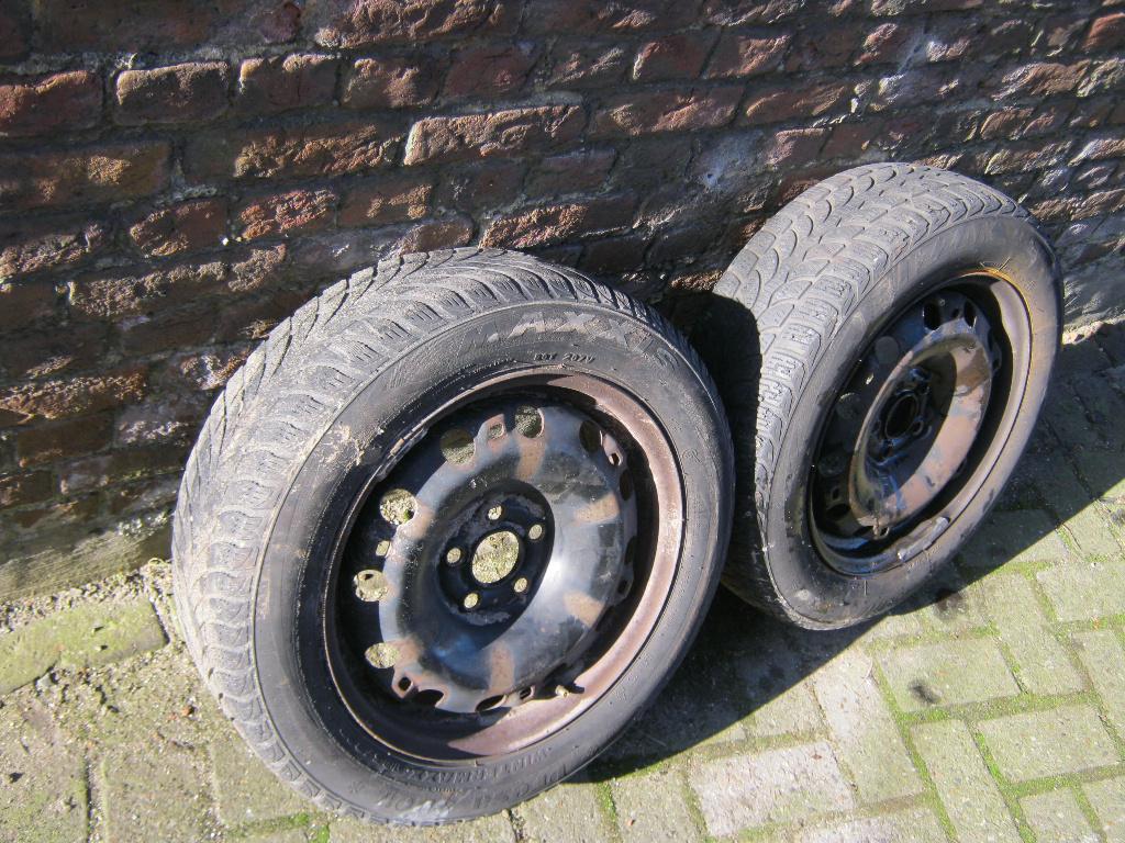 2 jantes avec pneus en bon état VW fox / seat ibiza 15R, Enlèvement, Utilisé