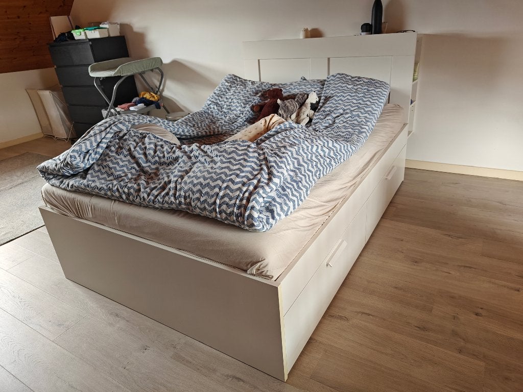 Brimnes bed 140x200 met lades en hoofdsteun/nachtkastje, Ophalen, Wit, 140 cm, Zo goed als nieuw