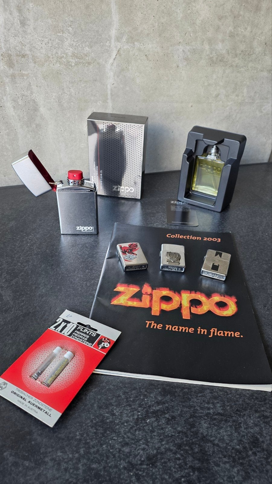 Zippo Verzameling (3 Aanstekers, Parfum, Pen & Catalogus), Verzamelen, Ophalen, Aansteker