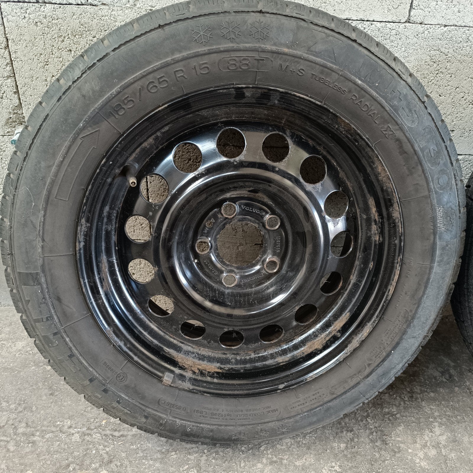 Jantes Volvo avec pneu hiver Michelin 185/65 R15, Autos : Pièces & Accessoires, Pneus & Jantes, Enlèvement, Jante(s)