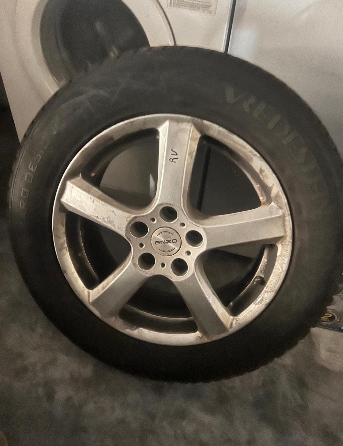 4 winterbanden 225/60 R17 op aluminium Enzo velgen, Auto-onderdelen, Ophalen, Winterbanden, Velg(en)