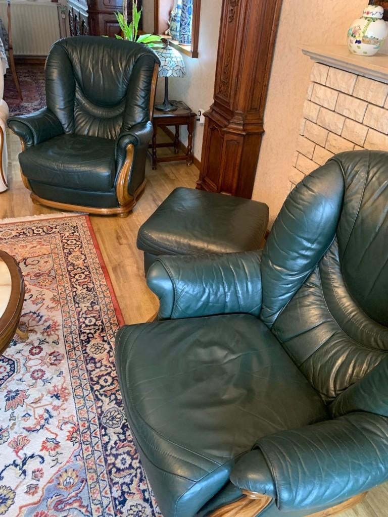 Woonkamer : 2 donkergroene LEDEREN fauteuils + voetensteun, Huis en Inrichting, Fauteuils, Ophalen, Gebruikt, Leer, 75 tot 100 cm