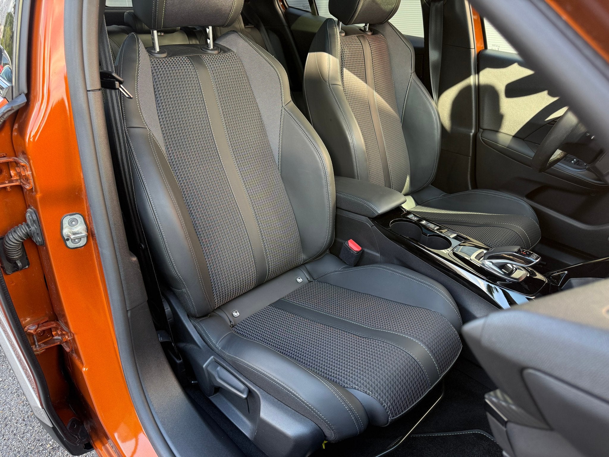 Peugeot 2008 12 PureTech 155pk GT EAT8 HIFI PACK OPEN DAK, 114 kW, Gebruikt, Adaptive Cruise Control, 155 pk