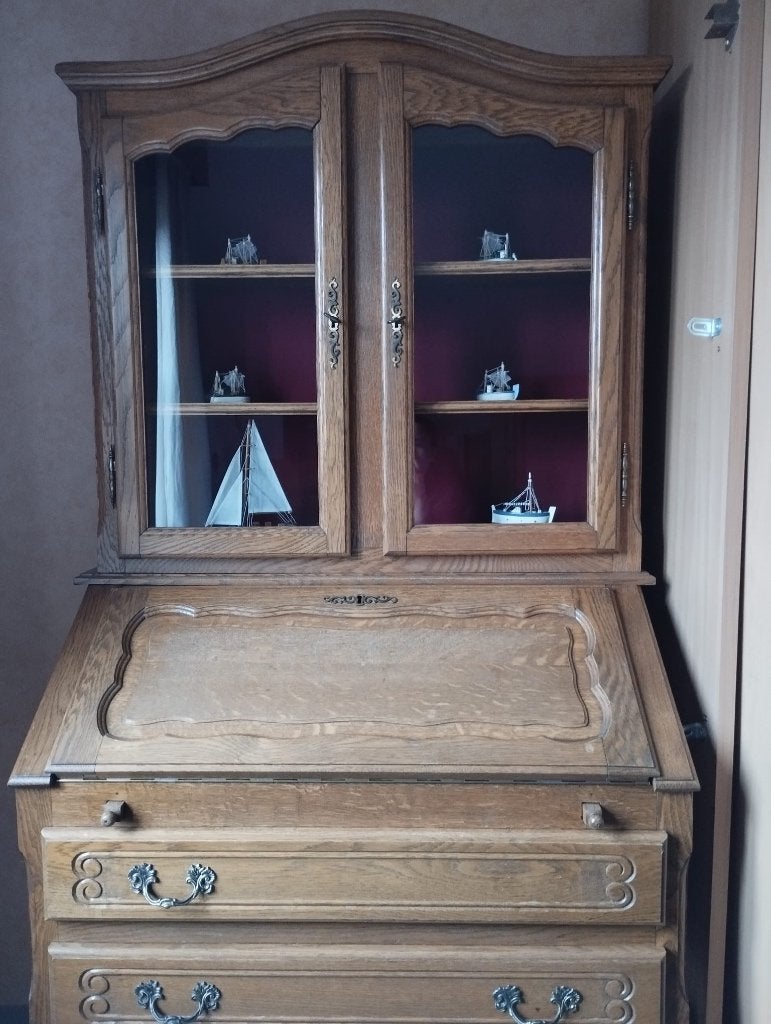 Houten kast met bureau, Ophalen