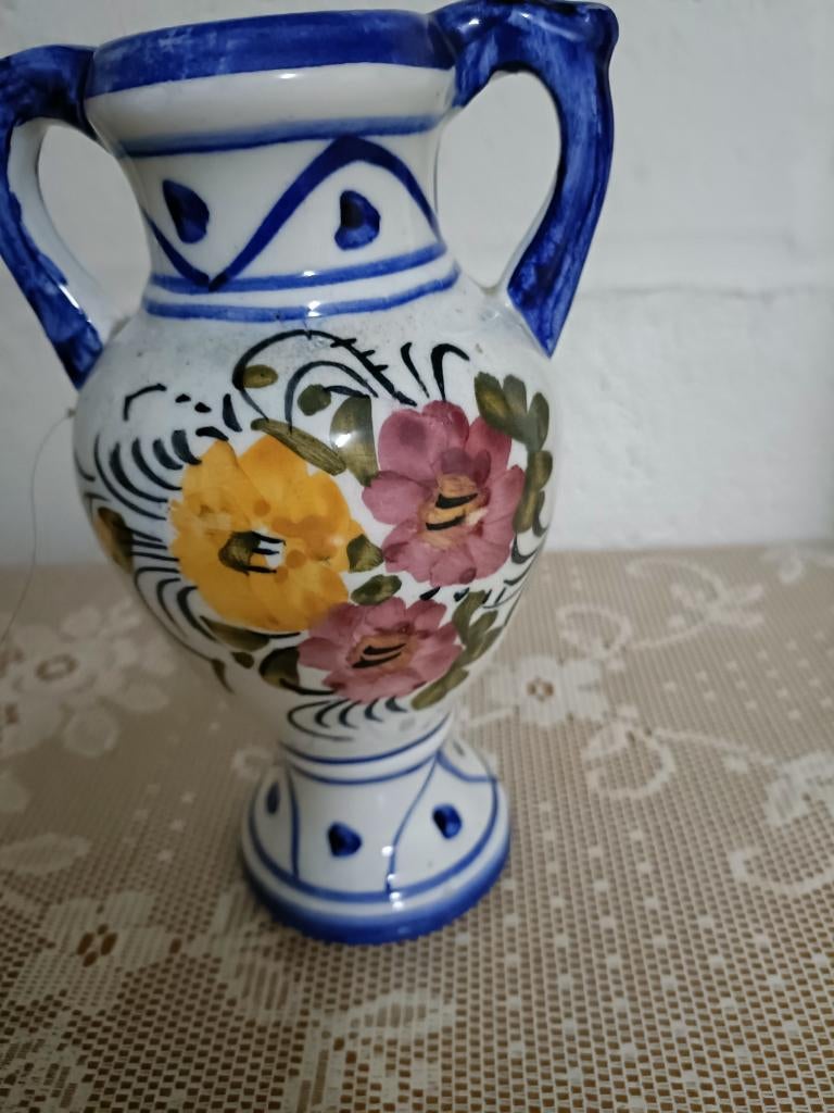 Blauw-witte keramieken vaas – Versierd met gekleurde bloemen, Ophalen