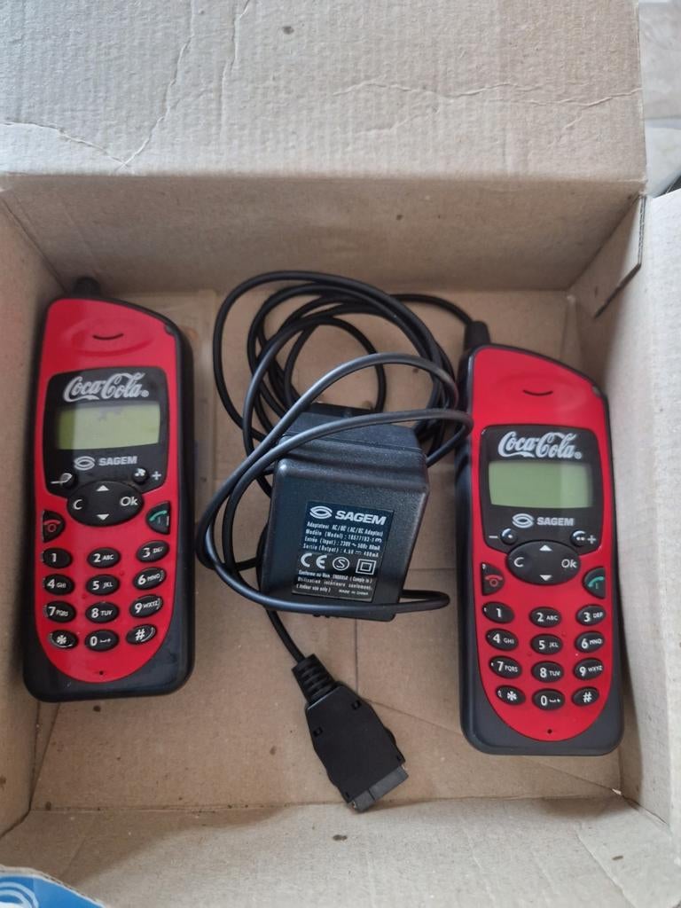 2 GSM's Coca-Cola Sagem + lader, Enlèvement ou Envoi, Utilisé