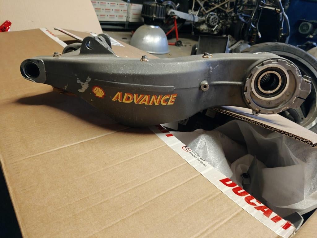 DUCATI 916-748-996-998 BRAS OSCILLANT AVEC MOYEU, DUCATI, Enlèvement ou Envoi, Utilisé, Jackierogier@outlook.be