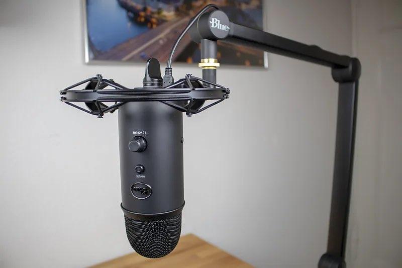 Blue YetiCaster — micro Blue Yeti + bras + antichoc, Musique & Instruments, Enlèvement, Comme neuf, Micro studio