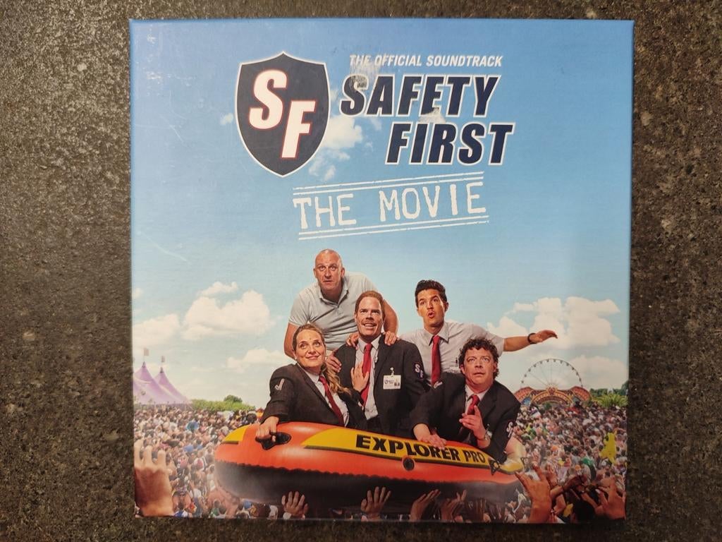 CDbox + USBstick: SAFETY FIRST THE MOVIE  Official Soundtrac, Cd's en Dvd's, Ophalen of Verzenden