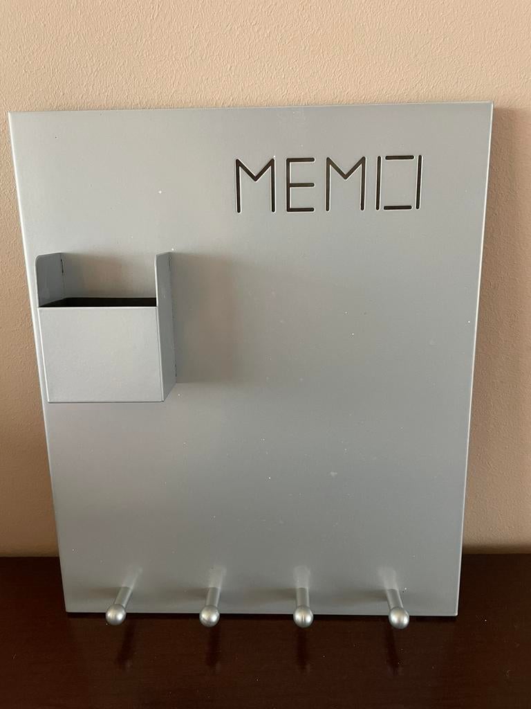 Metalen membord met magneetjes en 4 haakjes voor sleutels, Huis en Inrichting, Woonaccessoires | Memoborden, Ophalen, Nieuw