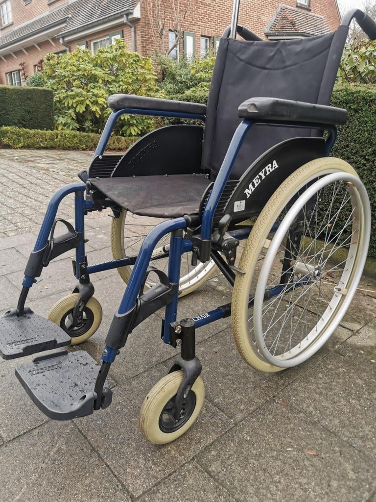 Lichtgewicht rolstoel van het merk MEYRA info 0488826971, Diversen, Ophalen of Verzenden, Inklapbaar, Zo goed als nieuw, Elektrische rolstoel