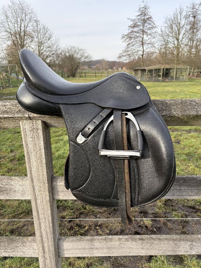 Zadel Bates veelzijdig dubbel leder 17", Dieren en Toebehoren, Ophalen, Zo goed als nieuw, Recreatie