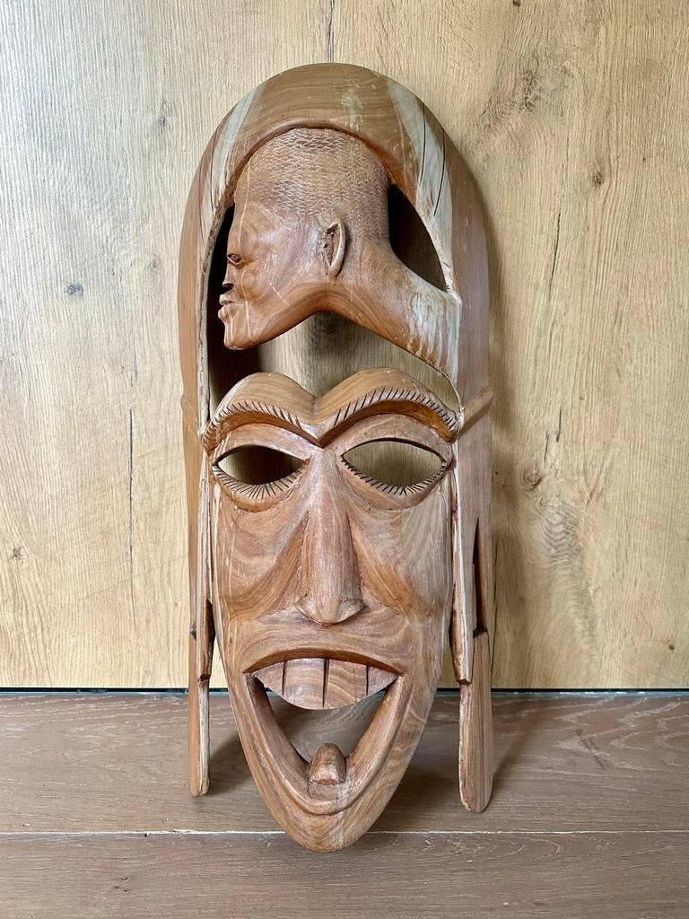 Afrikaans houten masker, Ophalen