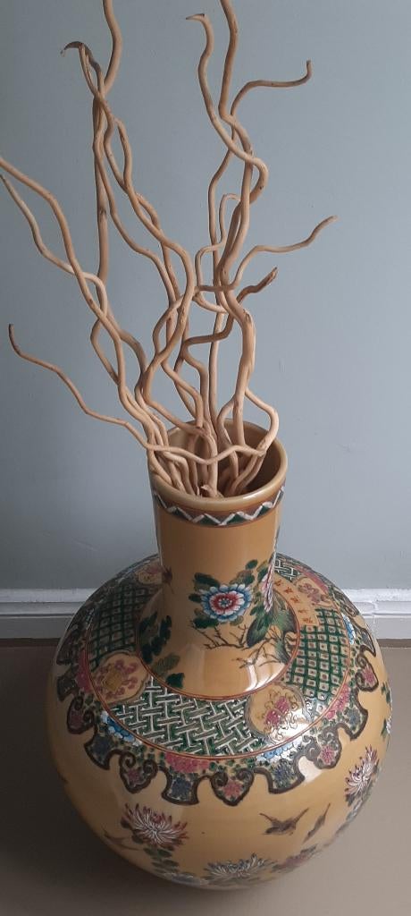 Grote buikvaas versierd met bloemen en vogels, Huis en Inrichting, Woonaccessoires | Vazen, Ophalen, 50 tot 75 cm, Geel, Aardewerk of Porselein