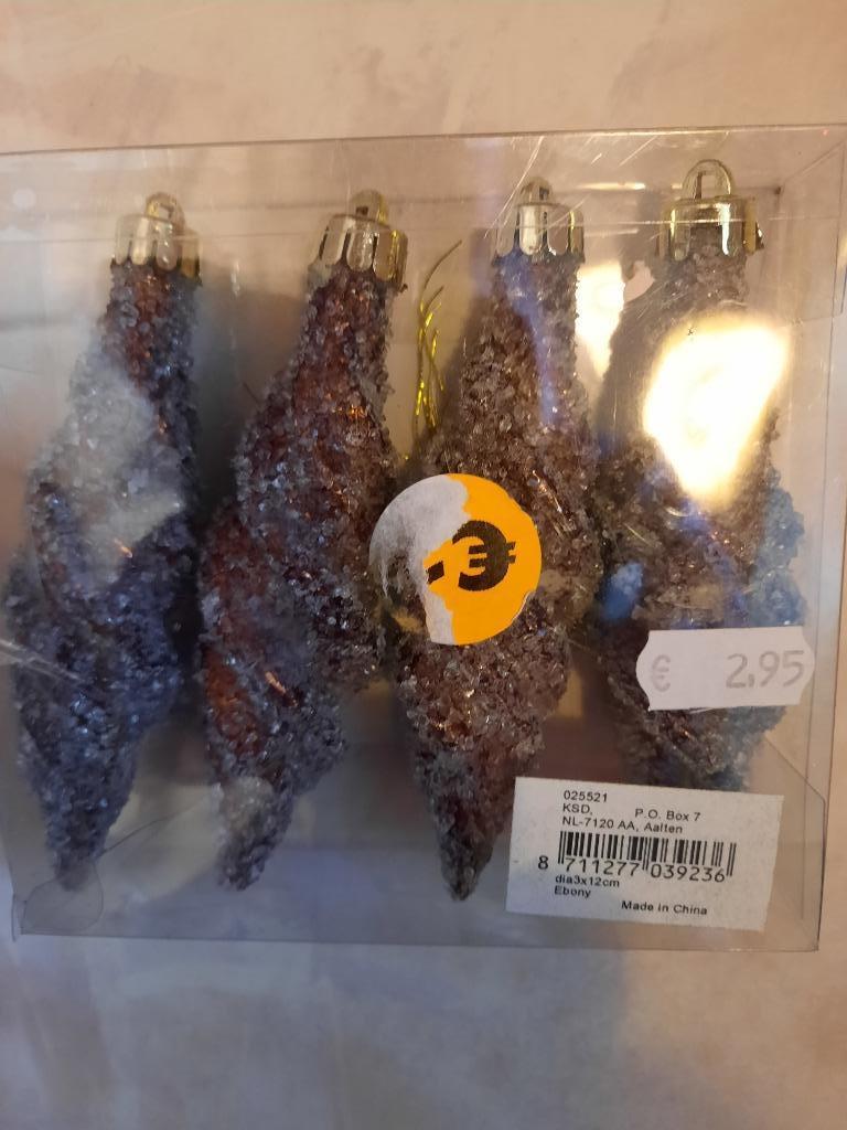 pakje met 4 kerst kegels nieuw set dia 3x 12cm, Diversen, Ophalen of Verzenden, Nieuw