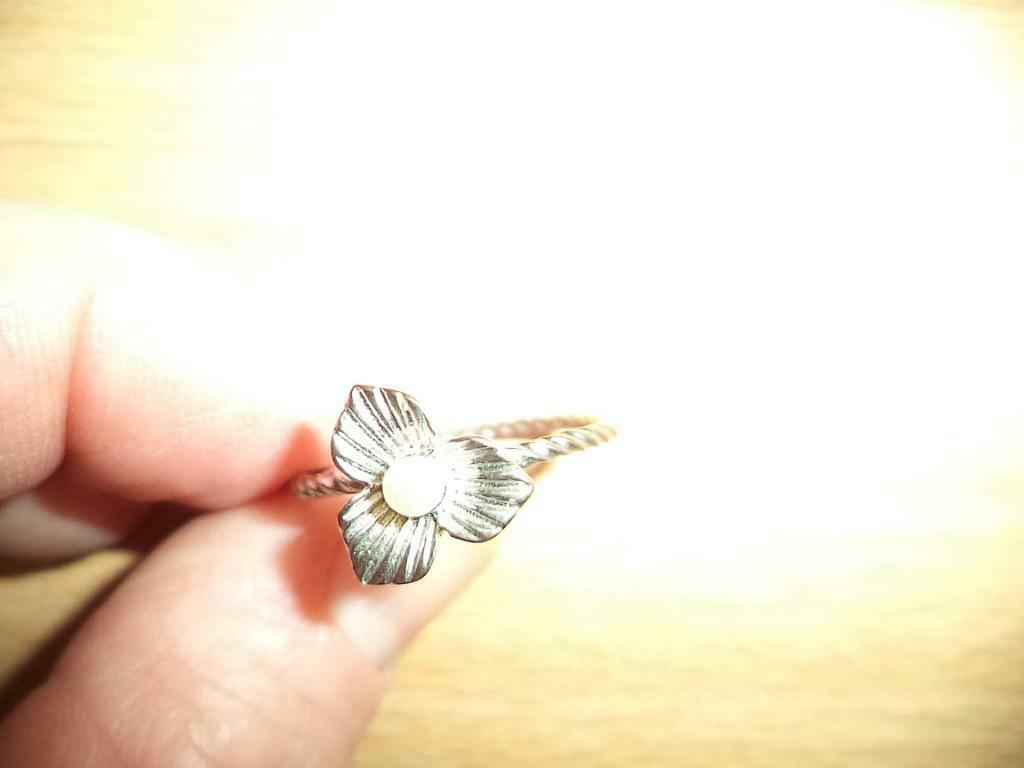 juweel : ring met zilverkleurige bloem, Kunststof, Gebruikt, 19 tot 20, Ophalen of Verzenden