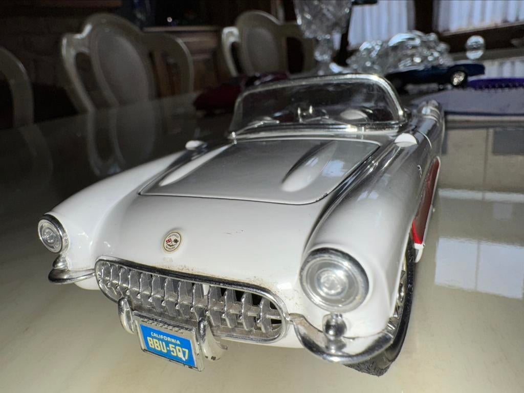 Ancienne Chevrolet corvette 1/24 burago 1957, Ophalen, Zo goed als nieuw