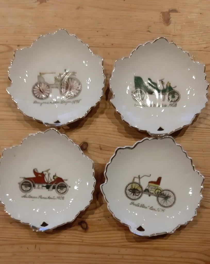 4 plats/cendriers vintage  avec véhicules anciens, Enlèvement ou Envoi