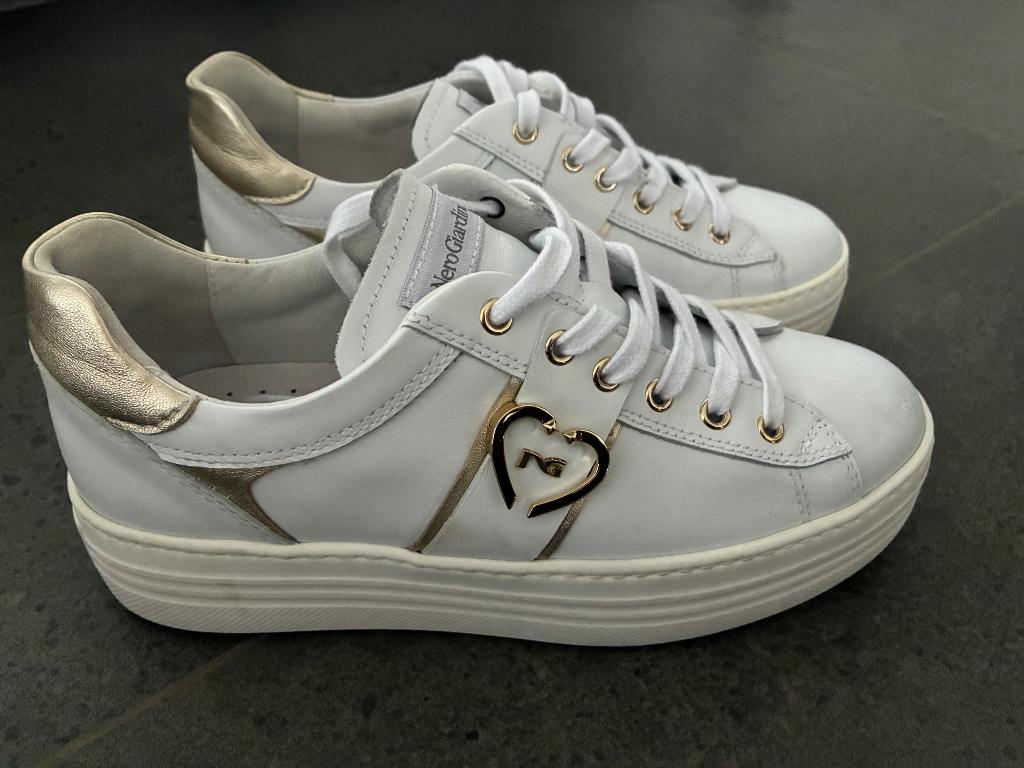 Witte Sneakers nero giardini, Ophalen, Wit, Zo goed als nieuw, Sneakers