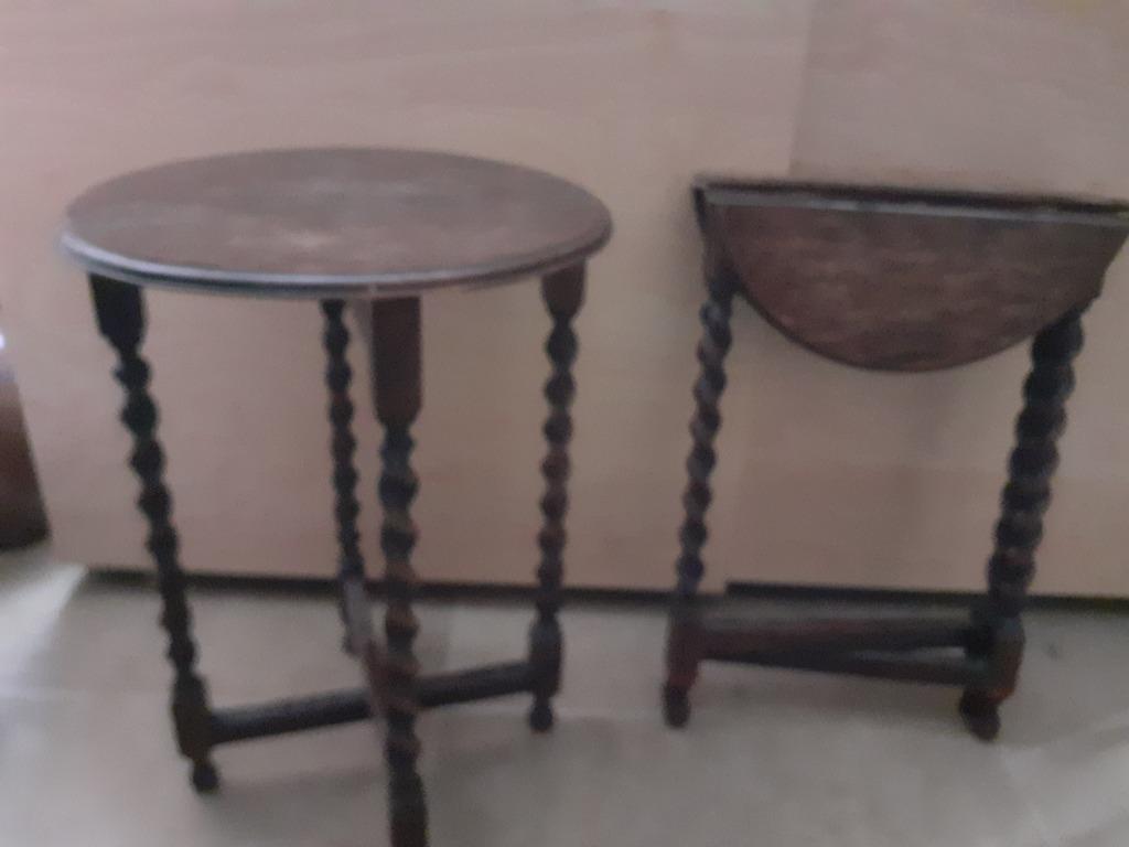 Une paire de table d'appoint anglaise, Enlèvement