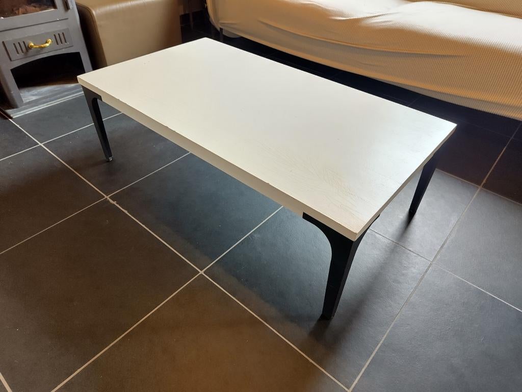 Table basse blanche, Enlèvement