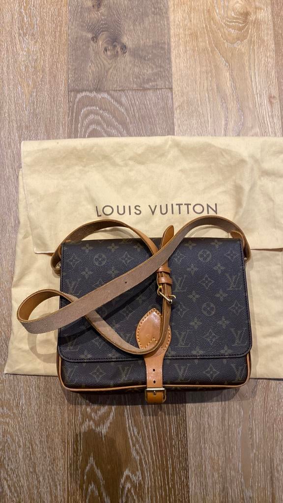 Louis Vuitton cartouchière taille grand -moyen, Comme neuf