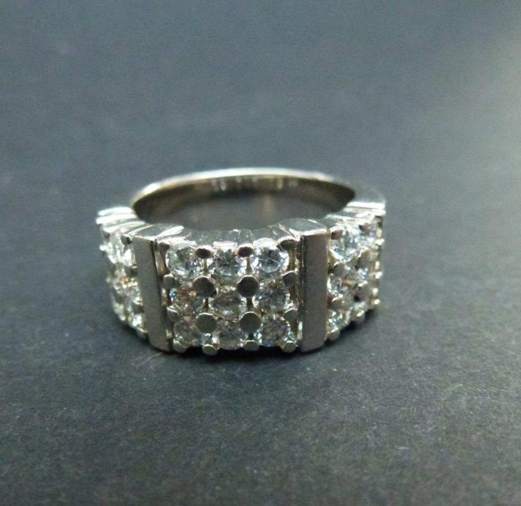 Bague avec cristaux diamètre intérieur 18 mm, Enlèvement ou Envoi, Avec cristal, Utilisé, 17 à 18