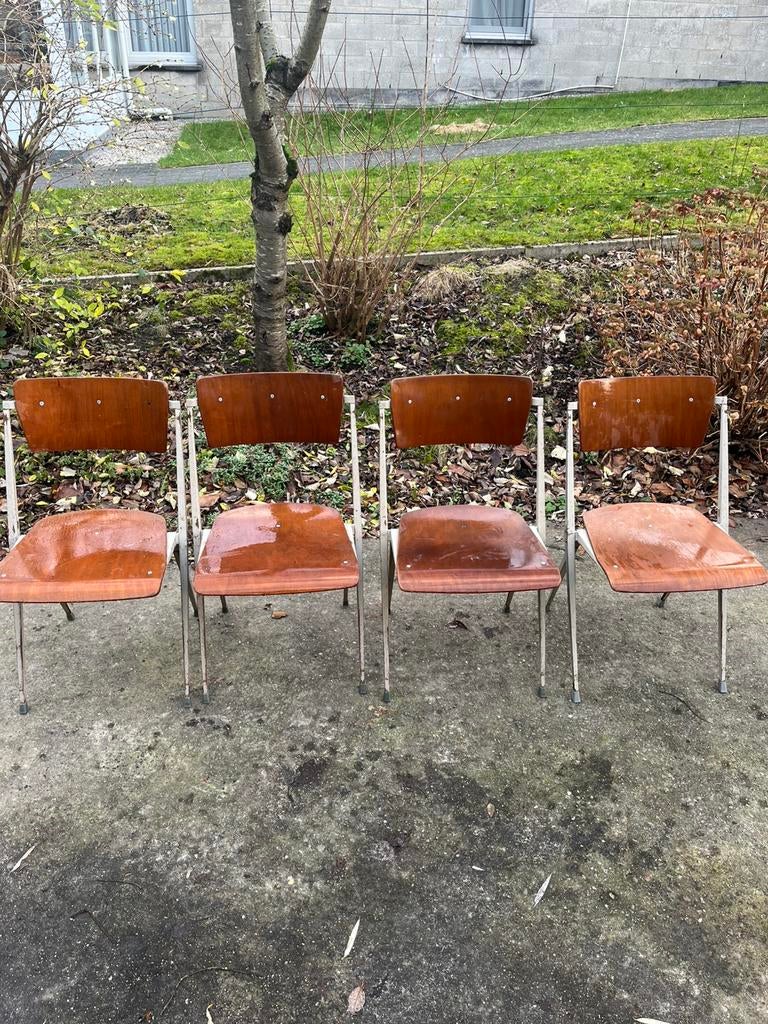 Chaises pyramidales Wim Rietveld écoutant le cercle, Enlèvement