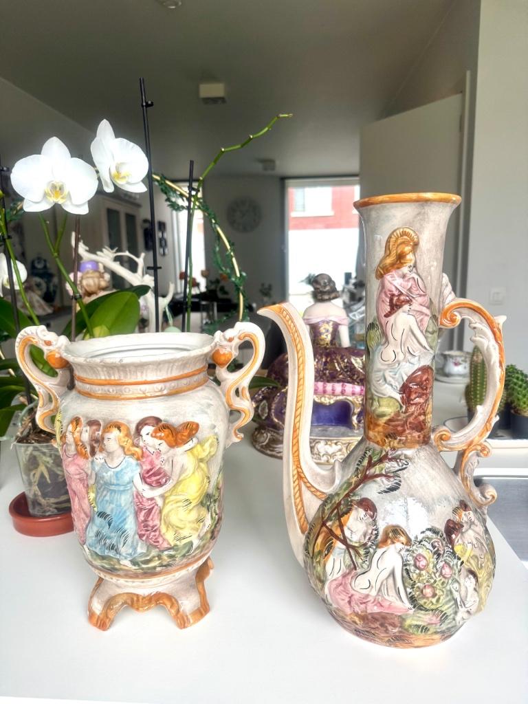 een paar kannen en vazen ​​van Capodimonte, Enlèvement