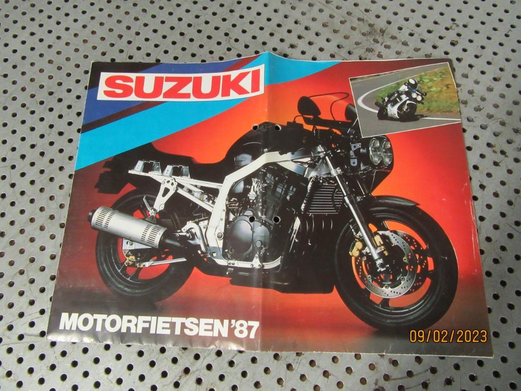 Suzuki 1987 kleurenfolder Reclame Adv. o.a. RG250 RG500 GSX-, Verzamelen, Automerken, Motoren en Formule 1, Gebruikt, Motoren