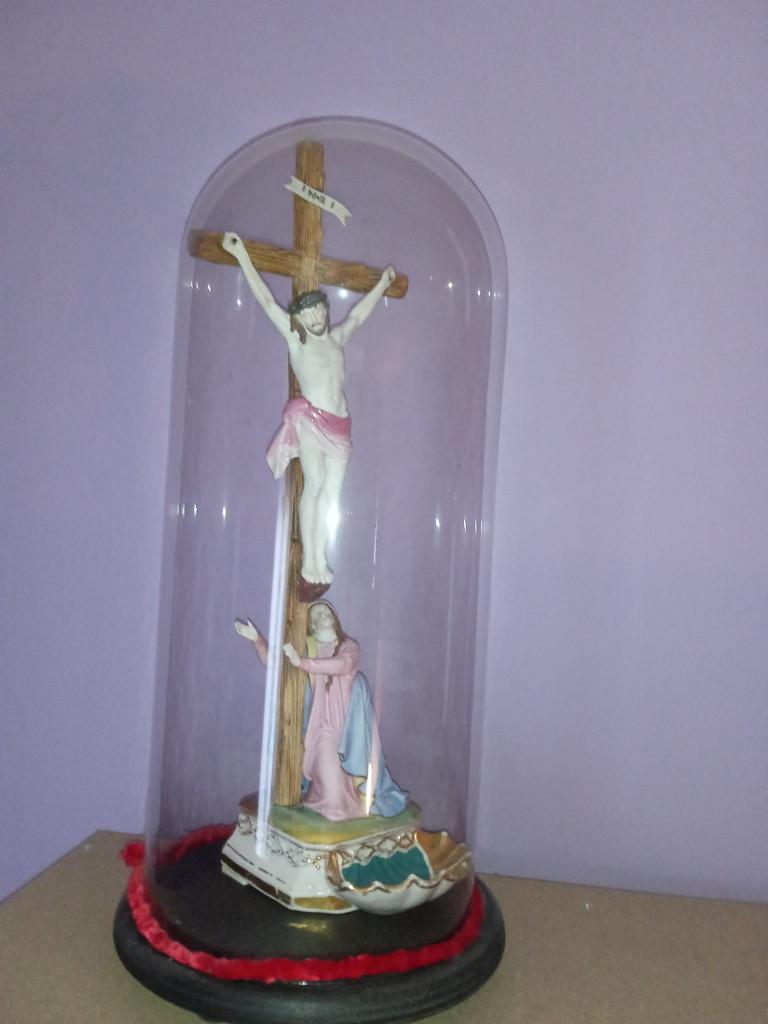crucifix ancien en porcelaine +- 45 cm sous verre, Enlèvement