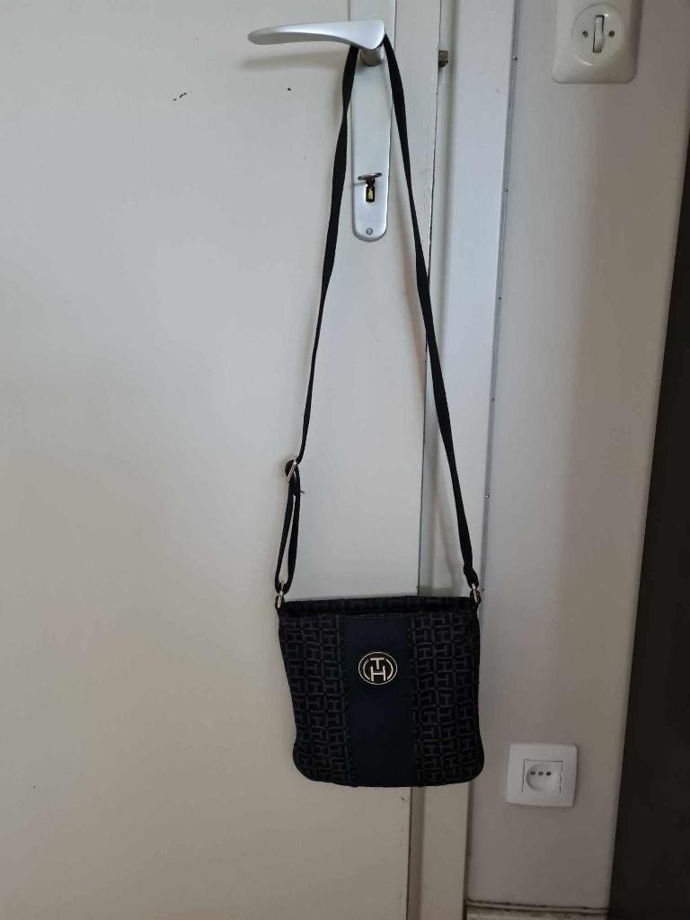 Petit sac bandoulière " Tommy Hilfiger" en très bon état, Envoi, Utilisé, Bleu, Sac à bandoulière