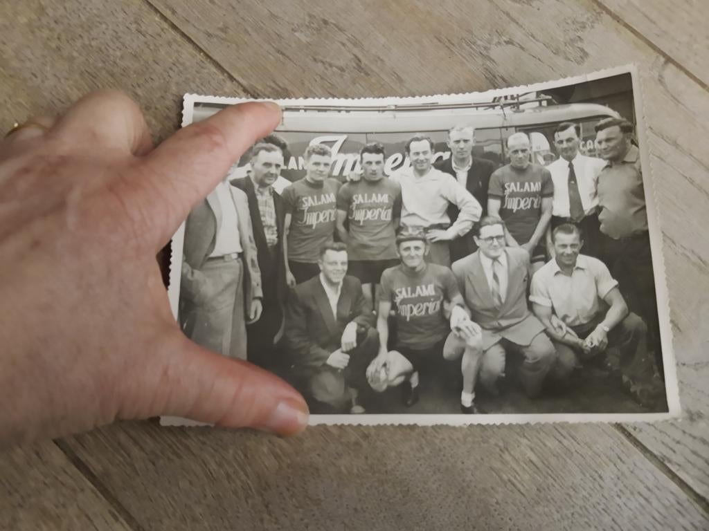 Oude foto fietsclub, genomen in Gent, salami Juperia, Ophalen of Verzenden