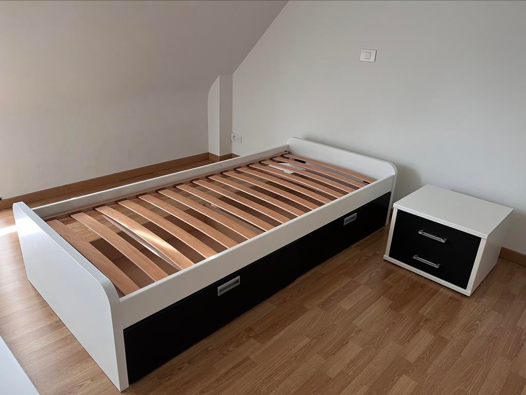 Eenpersoonsbed + lattenbodem + nachttafel, Huis en Inrichting, Slaapkamer | Bedden, Ophalen, 90 cm, Eenpersoons, Wit