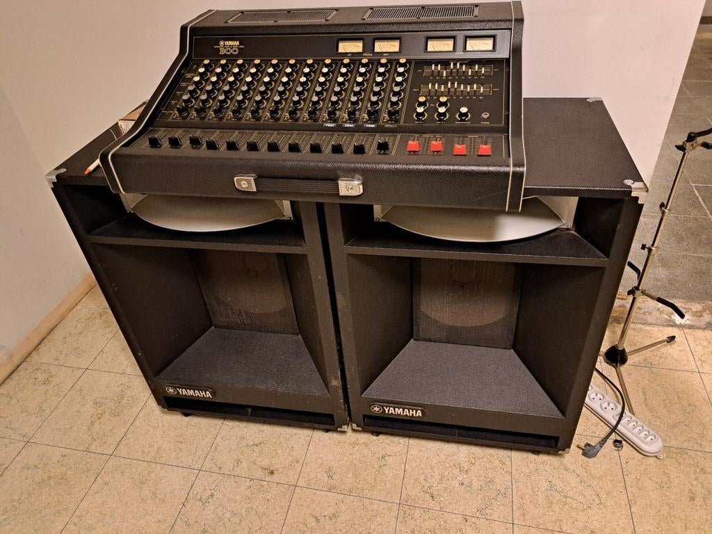 Yamaha 300 mixer + 2 boxen, Enlèvement, Comme neuf