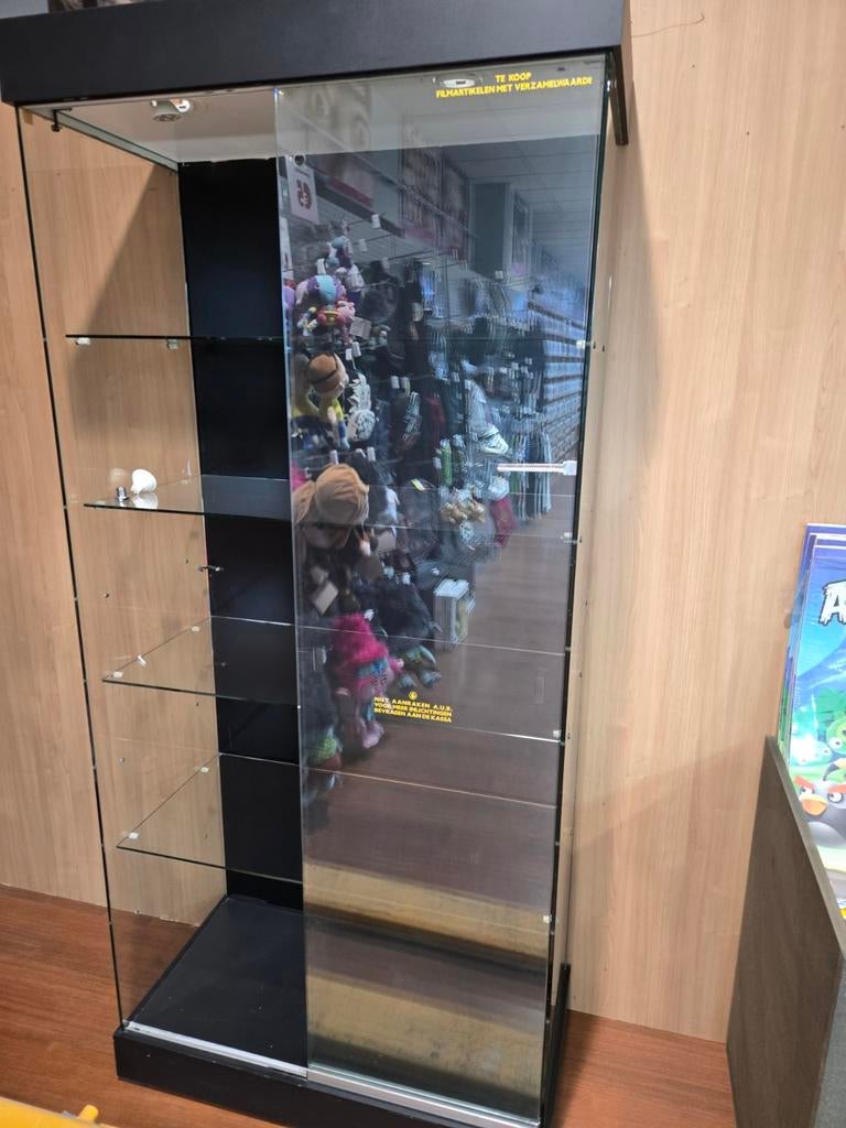 1 glazen vitrinekast met schuifdeuren, Ophalen