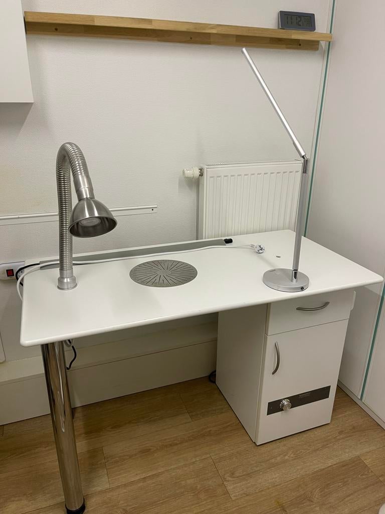 Manicure tafel, nageltafel met lamp en afzuiging, Zakelijke goederen, Kantoor en Winkelinrichting | Kantoormeubilair en Inrichting