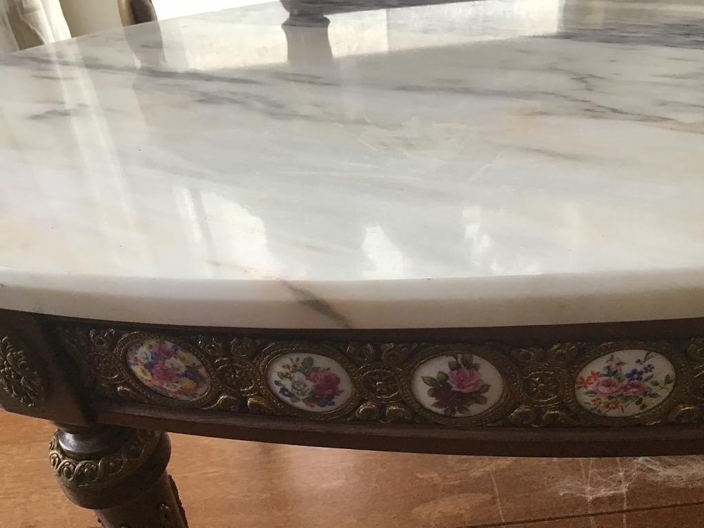 Belle table avec plateau en marbre, Antiquités & Art, Antiquités | Meubles | Tables, Enlèvement ou Envoi