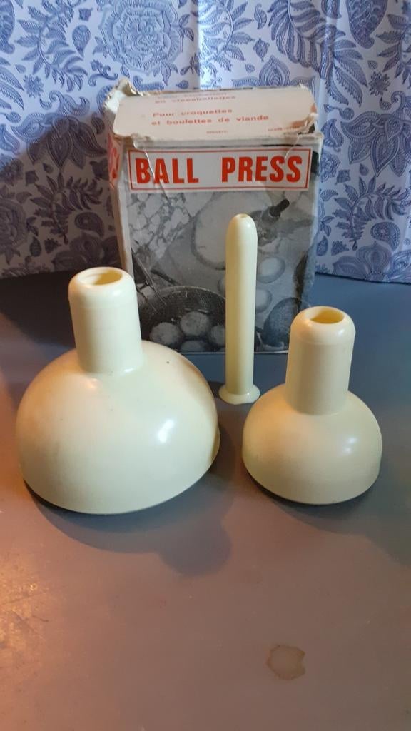 Deux moule pour confection de boulette et croquettes, Maison & Meubles, Enlèvement ou Envoi, Comme neuf