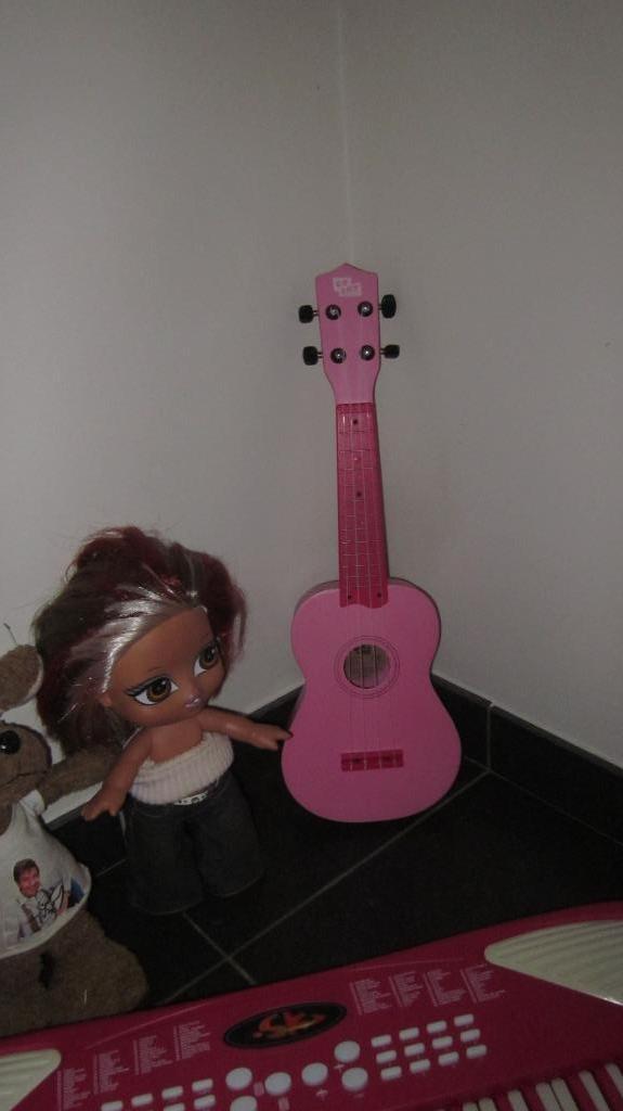 nouveaux jouets classiques - Guitare jouet en bois ROSE, Enfants & Bébés, Jouets | Jouets en bois, Comme neuf, Enlèvement ou Envoi