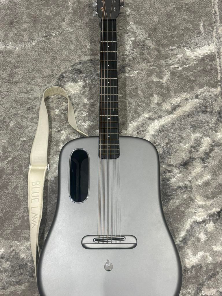 Guitare Lava me 4-carbone, Musique & Instruments, Enlèvement ou Envoi, Utilisé, Autres types, Avec valise