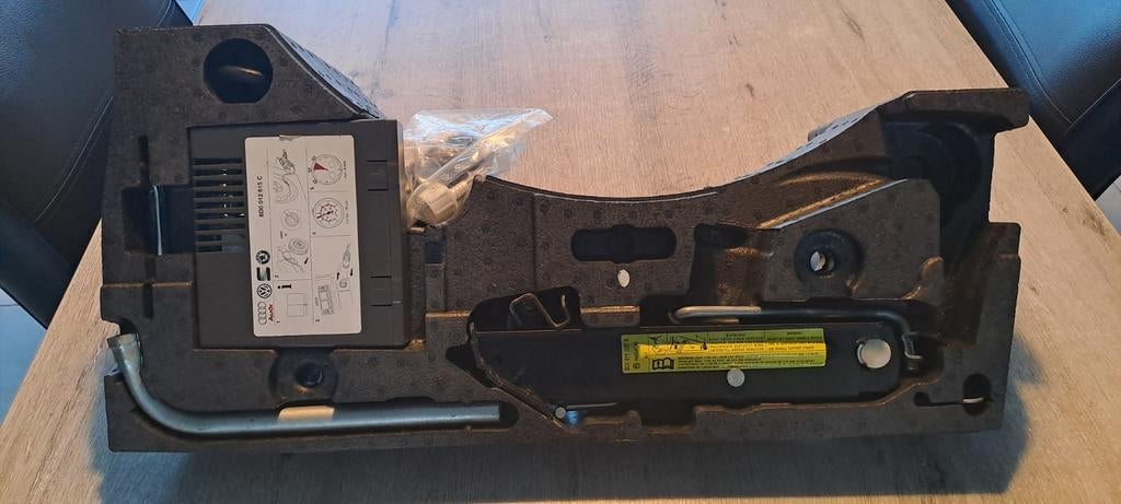 Originele VW Passat Krikset + Bandenreparatiekit Compressor, Auto diversen, Krikken, Zo goed als nieuw, Ophalen